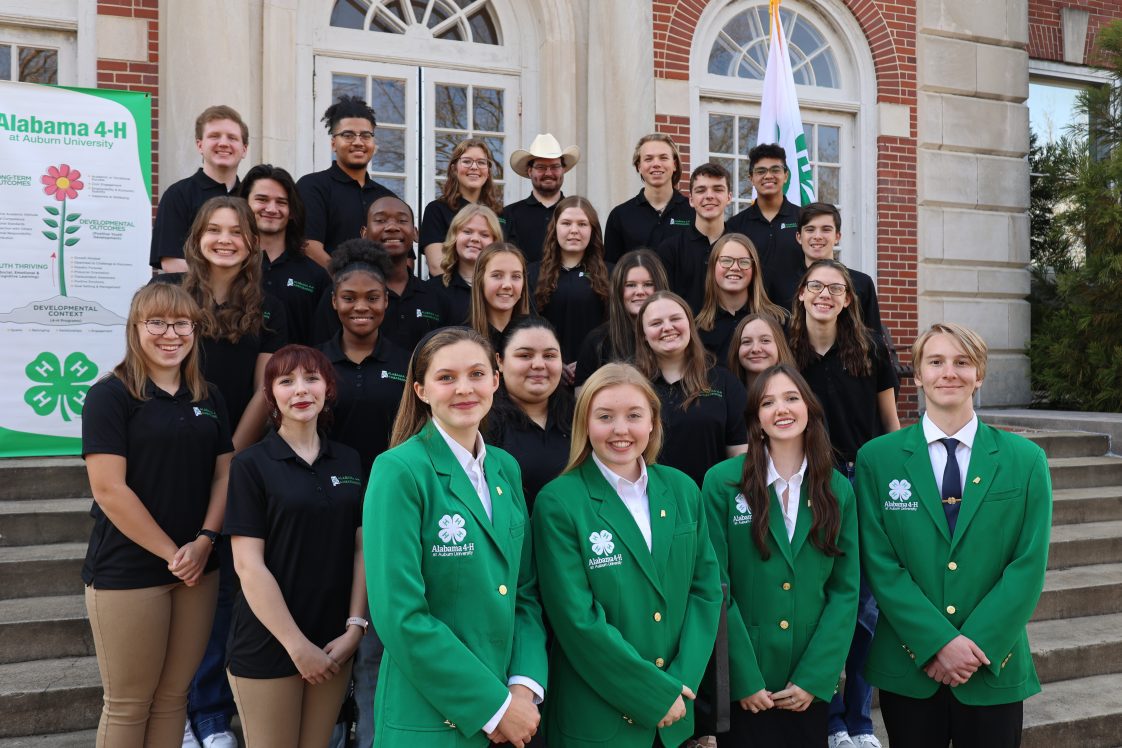 Alabama 4-H Ambassadors on the Duncan Hall steps